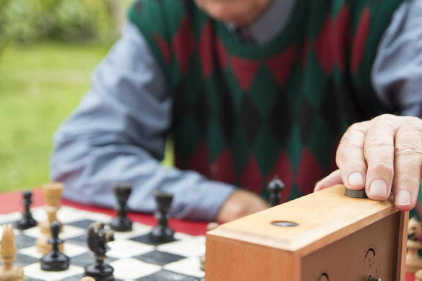 Viejo hombre restablecer reloj de ajedrez
 - Foto, imagen