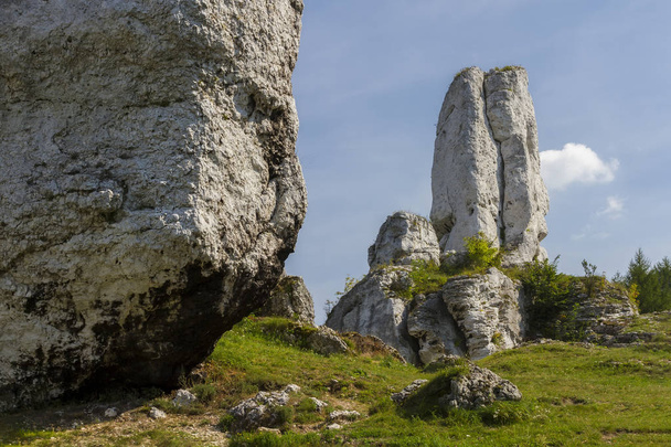 Paisaje montañoso con rocas calizas jurásicas
 - Foto, Imagen