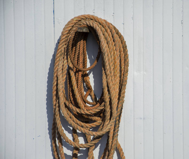 Ναυτικό θέμα φόντο - πορτοκαλί σκοινί σε κενό αντίκες ρουστίκ ξύλινα φόντο - Φωτογραφία, εικόνα