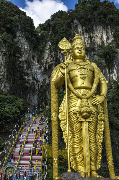 Batu Cave, Maleisië-standbeeld van Lord Murugan in Batu Caves in Maleisië. - Foto, afbeelding