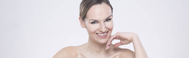Femme énergique dans le maquillage naturel
 - Photo, image