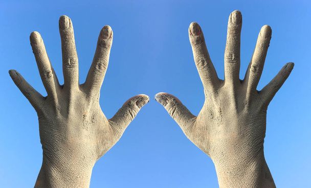 Dos manos femeninas en la suciedad y el polvo de los dedos extendidos a
 - Foto, Imagen