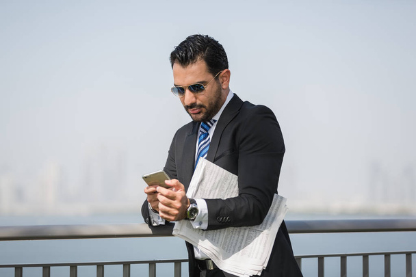Success arabian manager in formal suit staying in waterfront. - Foto, imagen