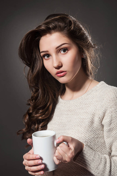 Jeune fille avec une tasse
 - Photo, image