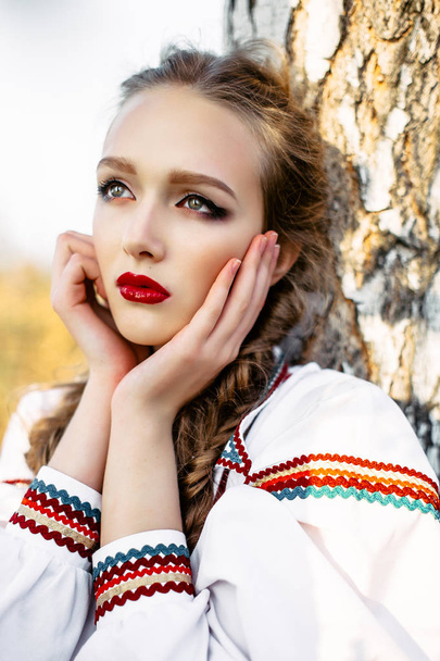 Młoda dziewczyna na polu lato w narodowej Białorusi ubrania, fas - Zdjęcie, obraz