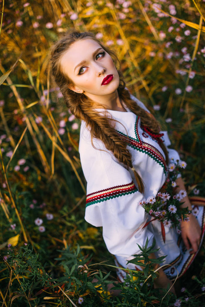 Young girl on the summer field  in national Belarus clothes, fas - Foto, Imagem