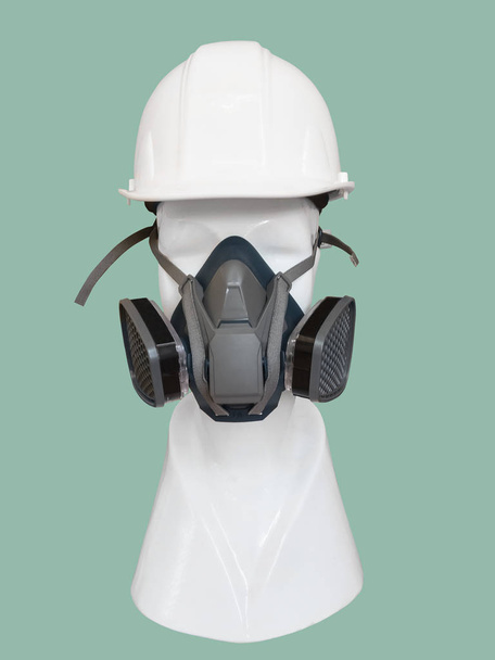 Пыльная маска и шлем на манекене
. - Фото, изображение