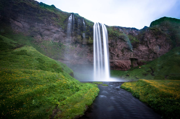 islandzki wodospad (Seljalandfoss) - Zdjęcie, obraz