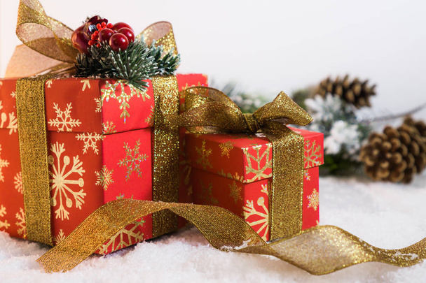 Noel arka plan sunar altın şerit ve Noel ışıkları ile - Fotoğraf, Görsel