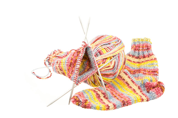 Geïsoleerde wollen sokken met het breien van apparatuur - Foto, afbeelding