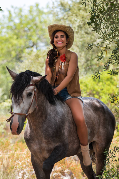 Belle fille et cheval dans la nature
 - Photo, image