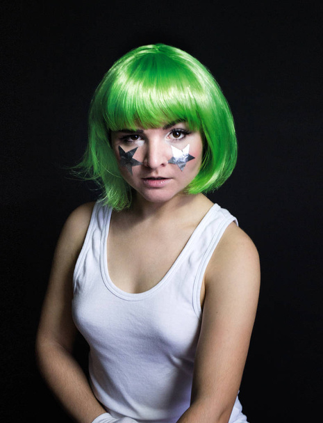 foto portrét dívky v zelenou parukou a hvězdy na tvářích - Fotografie, Obrázek