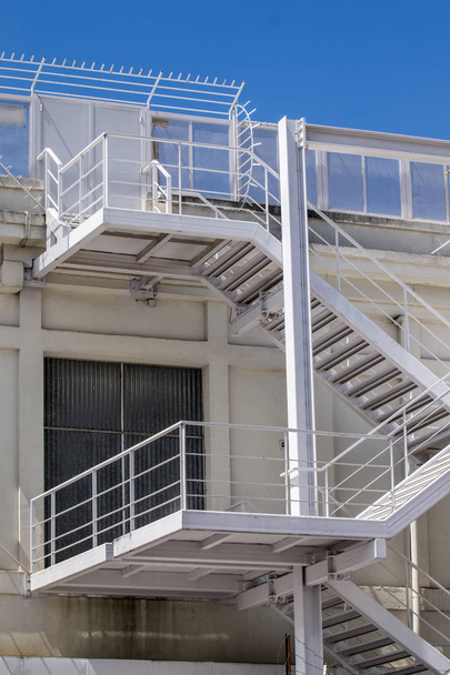 Escaleras blancas de escape
 - Foto, Imagen