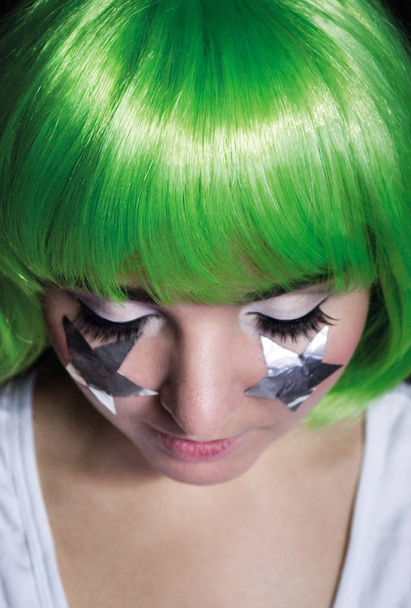 retrato de una chica con pelo verde y estrellas en sus mejillas ojos cerrados
 - Foto, Imagen