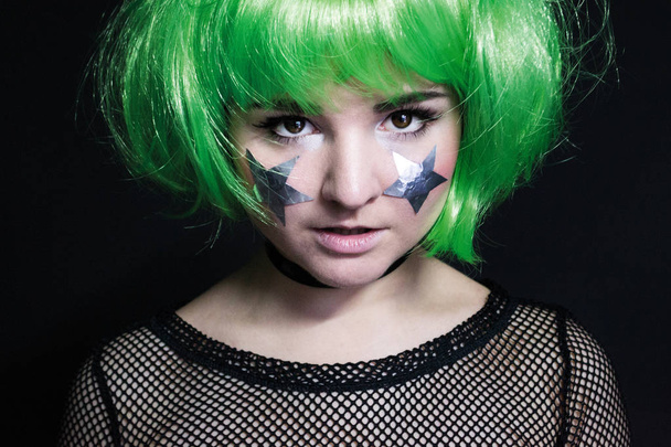 portrét dívky s zelené vlasy a hvězdy na tvářích - Fotografie, Obrázek