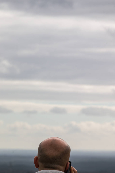 лысый мужчина с телефоном
 - Фото, изображение