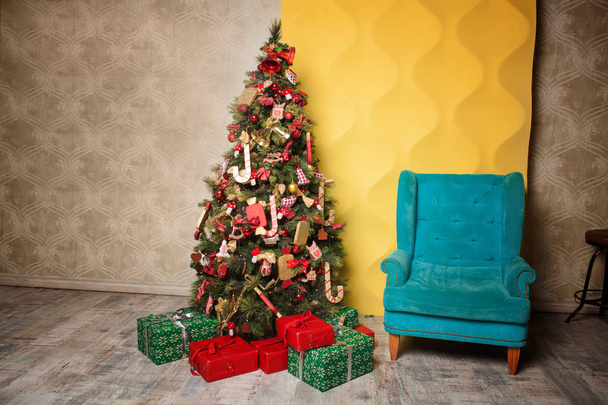 Navidad y Año Nuevo decorado interior con regalos y árbol de año nuevo - Foto, Imagen
