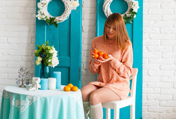 La chica en el interior con mandarinas
 - Foto, imagen