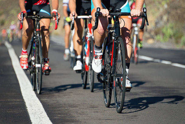 Competencia ciclista, atletas ciclistas montando una carrera
 - Foto, Imagen