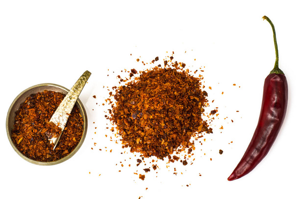 Chili, papryka czerwona płatki, odciski i chili w proszku - Zdjęcie, obraz