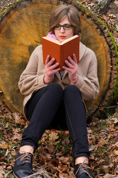 jeune femme lecture livre - Photo, image