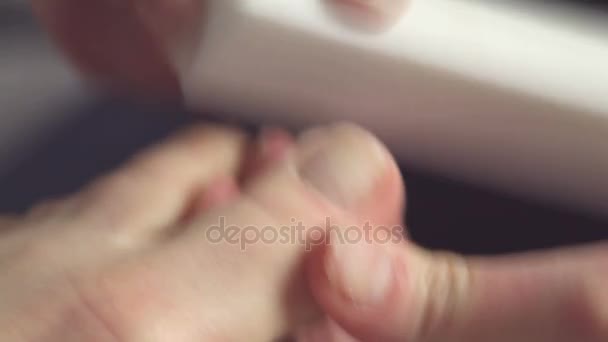 Woman getting pedicure in nail salon - Materiał filmowy, wideo