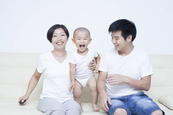 Gelukkig Chinese familie zitten in de Bank - Foto, afbeelding