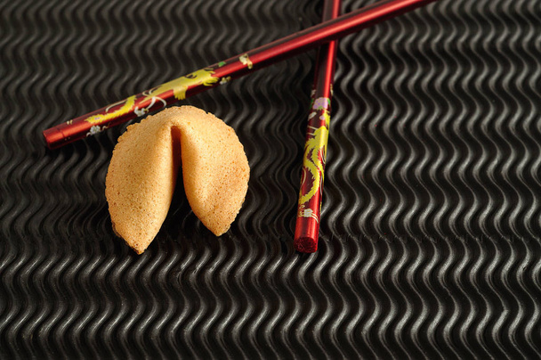 Bir fal kurabiyesi ve kırmızı çubuk çifti - Fotoğraf, Görsel