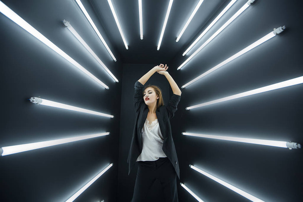 Piękna kobieta w migające światła fluorescencyjnego - Zdjęcie, obraz