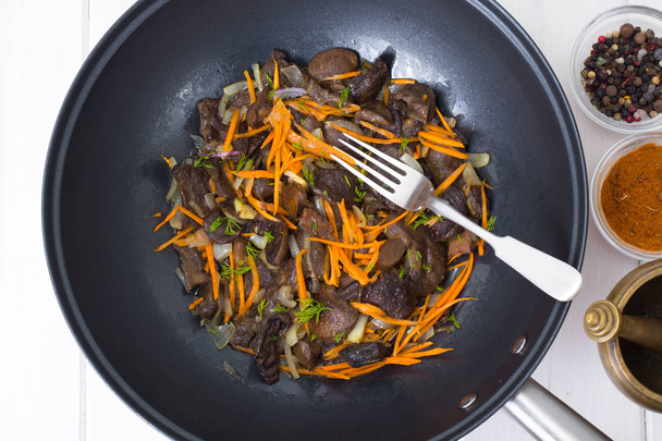 Sienet paistettu sipulit ja porkkanat wok
 - Valokuva, kuva