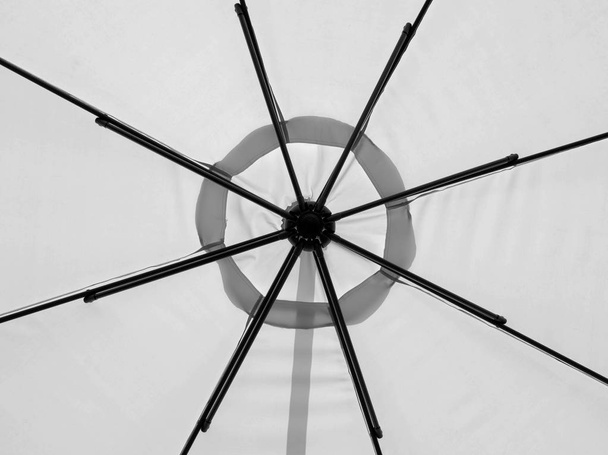 under umbrella arms - Foto, afbeelding