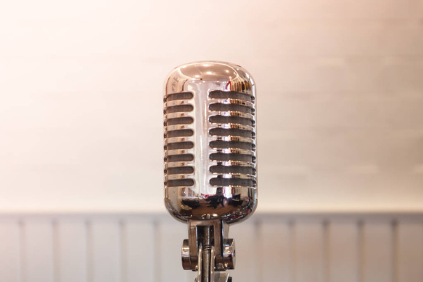 Vintage ezüst mikrofon elmosódott háttér - Fotó, kép