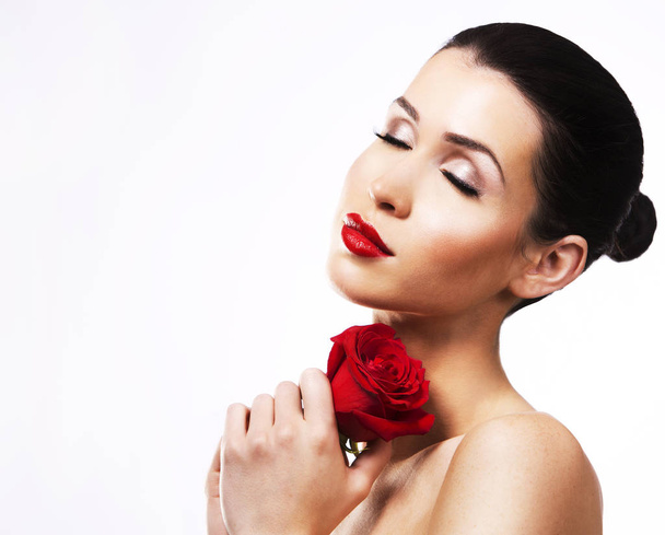 romantikus nő gazdaság piros rózsa, fehér háttér - Fotó, kép
