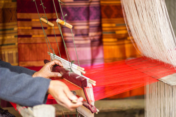 плетение шелка на севере Лаоса
. - Фото, изображение