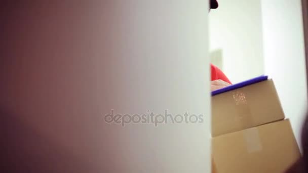 happy man delivering parcel boxes to customer home - Filmagem, Vídeo