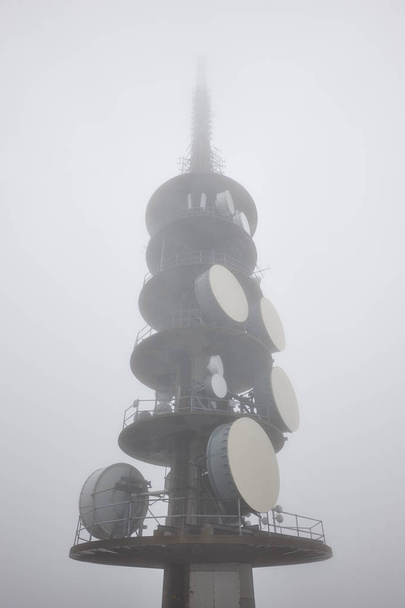 Τηλεπικοινωνιών εξωτερική κεραία λεπτομέρεια καλυμμένο με ομίχλη.  - Φωτογραφία, εικόνα