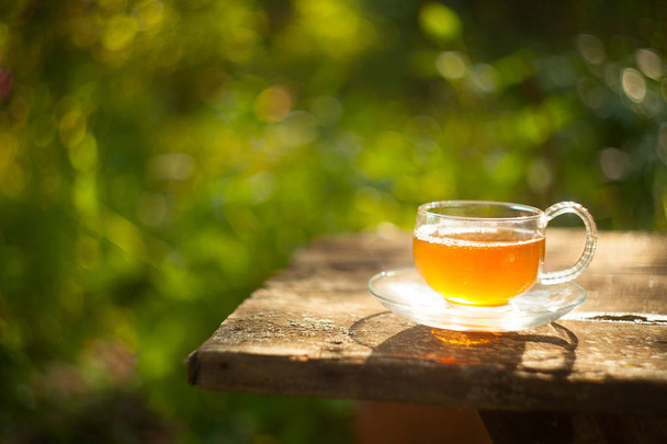 Groene thee in mooie beker - Foto, afbeelding