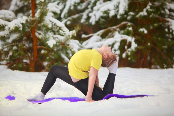 красива жінка робить йогу на відкритому повітрі в снігу
  - Фото, зображення