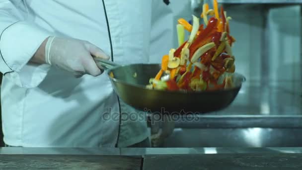A szakács zöldség essek egy serpenyőben - Felvétel, videó