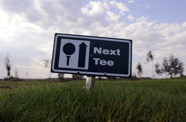 Próximo sinal de golfe tee
 - Foto, Imagem