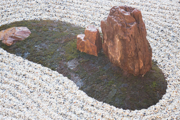 Сады дзен обычно содержат гравий и голые камни
 - Фото, изображение