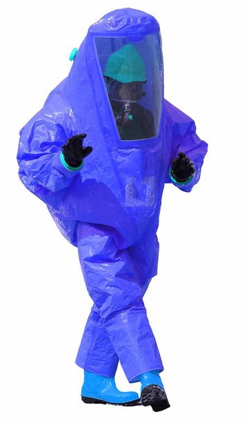Person mit blauem Schutzanzug mit Atemschutzgerät auf dem Kopf - Foto, Bild