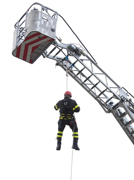 escalador de bomberos con cascos rojos cae de la escalera tr
 - Foto, Imagen