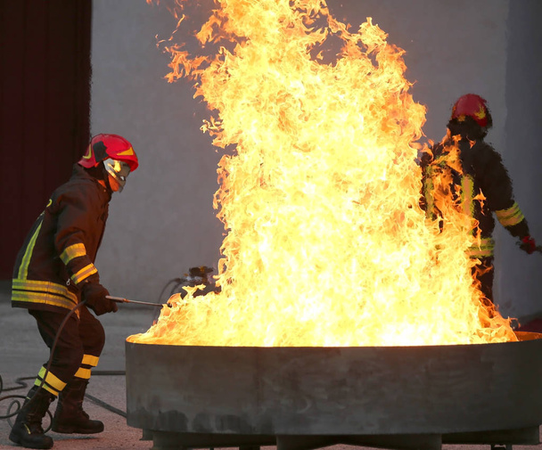 訓練中の消防士は、brazie で火をオフします。 - 写真・画像