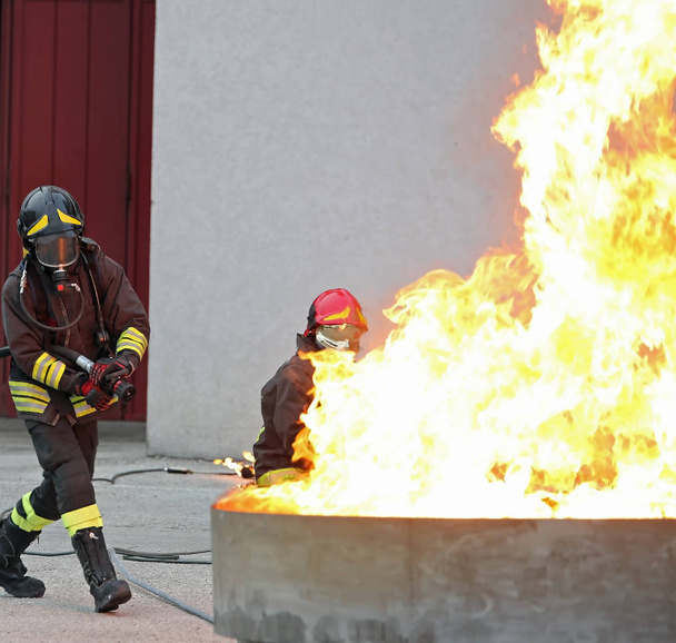 Brandweerlieden tijdens een trainingsoefening off een enorme brand in de b - Foto, afbeelding