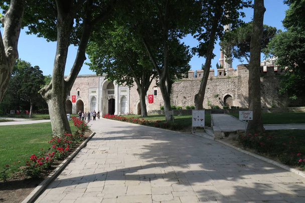 Entrada para o Topkapi Palace Park perto de Hagia Sophia em Istambul, Turquia
 - Foto, Imagem