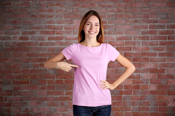 Молодая женщина в пустой футболке
 - Фото, изображение