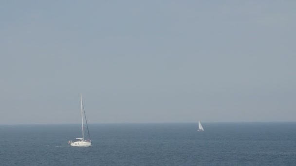 美しい地中海の海の地平線の上のヨット - 映像、動画