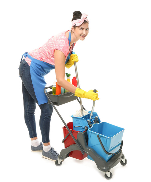 Limpiador joven con carro y artículos de limpieza sobre fondo blanco
 - Foto, imagen