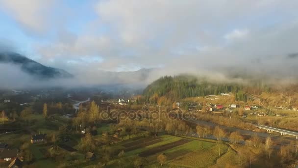 Zdjęcia lotnicze: wieś w dolinie gór - Materiał filmowy, wideo